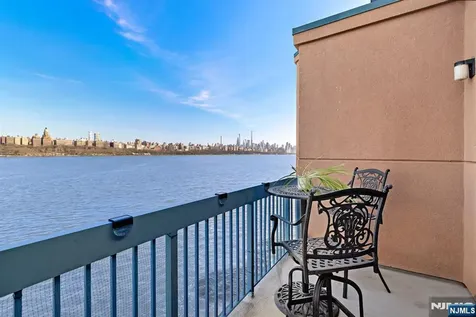 404 Jefferson Court Edgewater NJ 07020