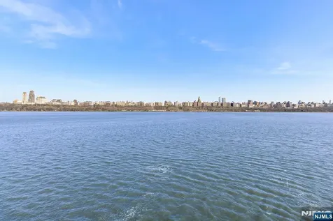 404 Jefferson Court Edgewater NJ 07020