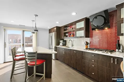 404 Jefferson Court Edgewater NJ 07020