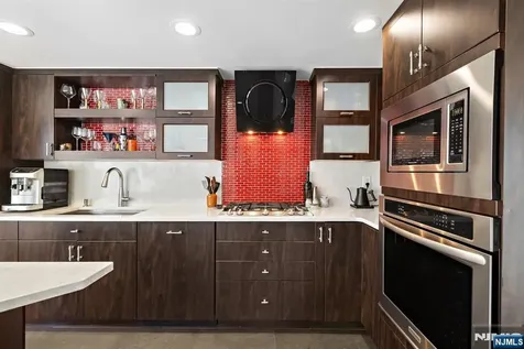 404 Jefferson Court Edgewater NJ 07020
