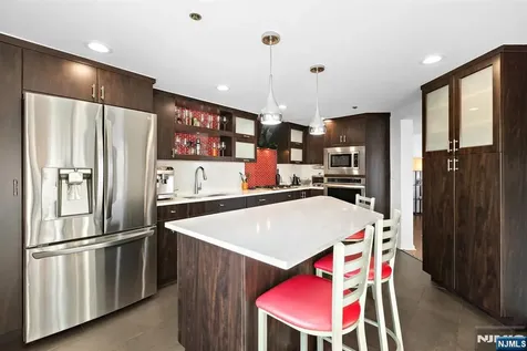 404 Jefferson Court Edgewater NJ 07020