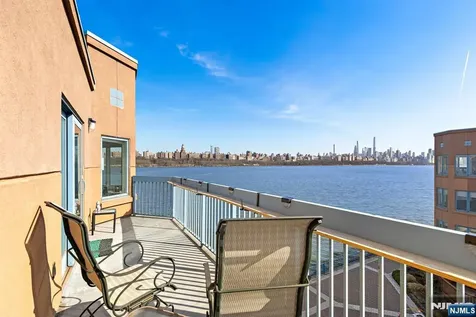 404 Jefferson Court Edgewater NJ 07020