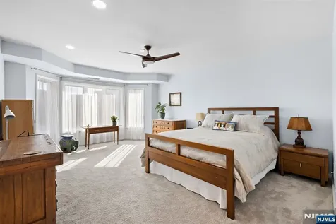404 Jefferson Court Edgewater NJ 07020