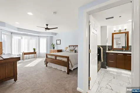 404 Jefferson Court Edgewater NJ 07020