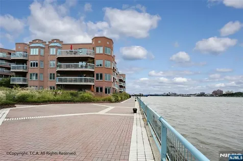 404 Jefferson Court Edgewater NJ 07020