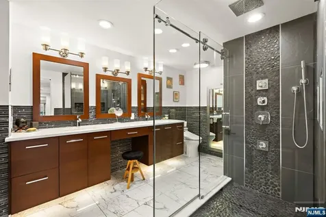 404 Jefferson Court Edgewater NJ 07020