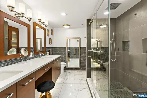 404 Jefferson Court Edgewater NJ 07020
