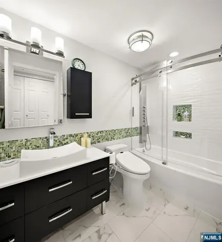 404 Jefferson Court Edgewater NJ 07020