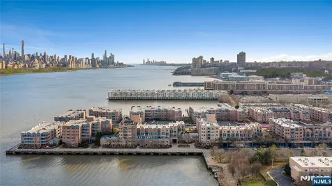 404 Jefferson Court Edgewater NJ 07020