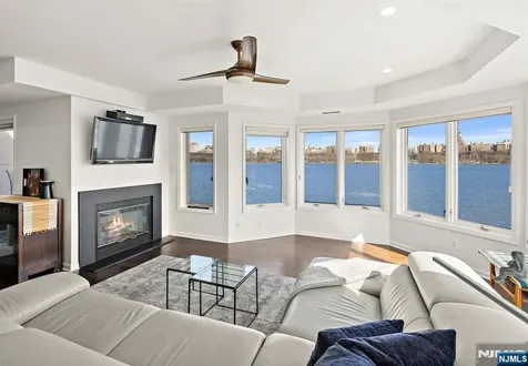404 Jefferson Court Edgewater NJ 07020