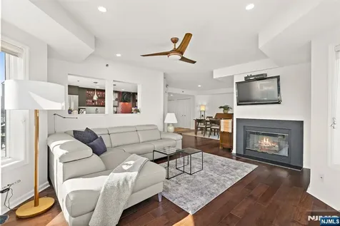 404 Jefferson Court Edgewater NJ 07020