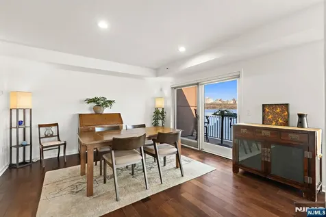 404 Jefferson Court Edgewater NJ 07020