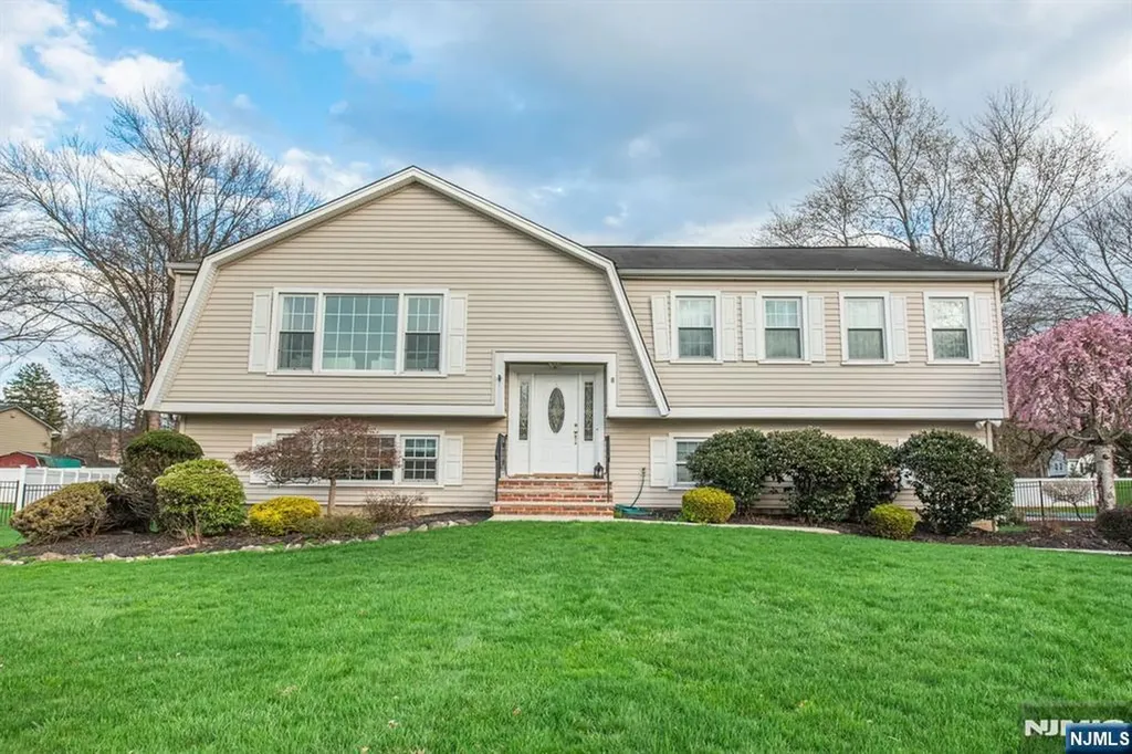 8 Cypress Court Fairfield NJ 07004