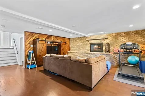 15 Wanda Court Clifton NJ 07014