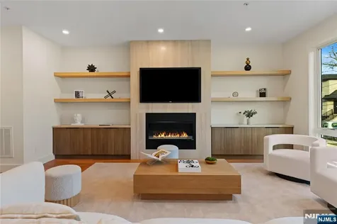811 Jassamine Way Fort Lee NJ 07024