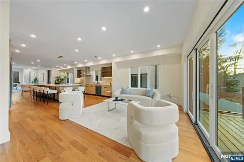 811 Jassamine Way Fort Lee NJ 07024