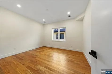 811 Jassamine Way Fort Lee NJ 07024