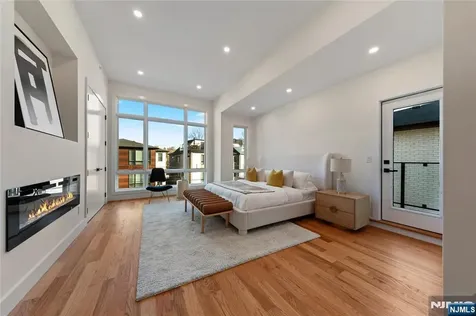 811 Jassamine Way Fort Lee NJ 07024
