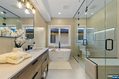 811 Jassamine Way Fort Lee NJ 07024