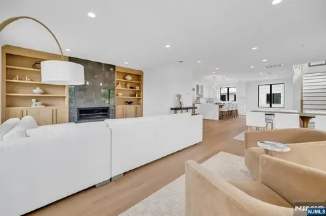 28 Skye Drive Paramus NJ 07652