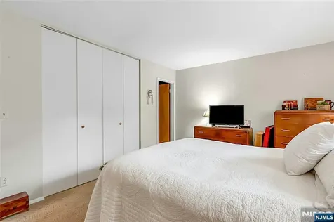 22-1 Tamaron Drive Waldwick NJ 07463
