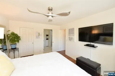 20 Parkside Court Wayne NJ 07470