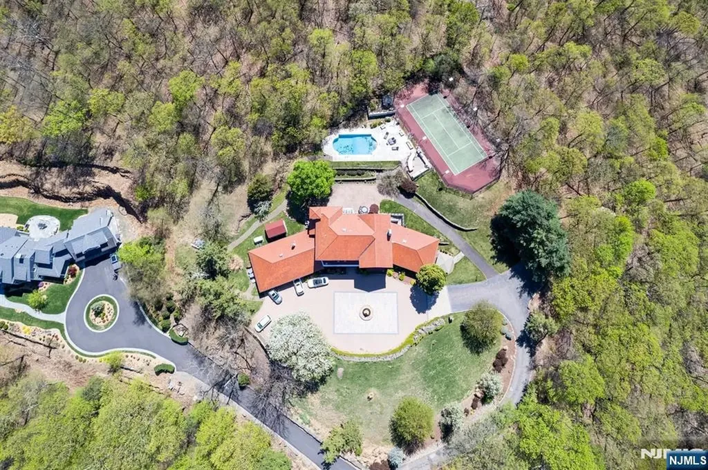 912 Cherokee Lane Franklin Lakes NJ 07417