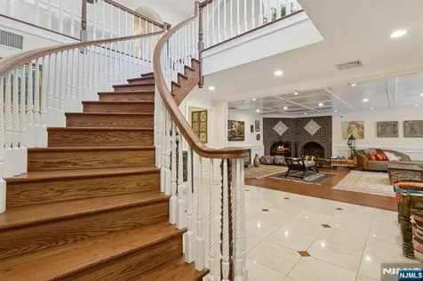 912 Cherokee Lane Franklin Lakes NJ 07417