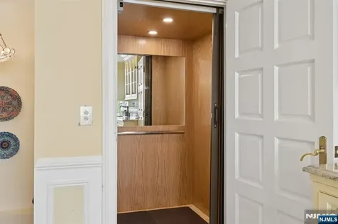 912 Cherokee Lane Franklin Lakes NJ 07417