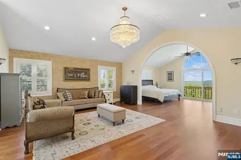 912 Cherokee Lane Franklin Lakes NJ 07417