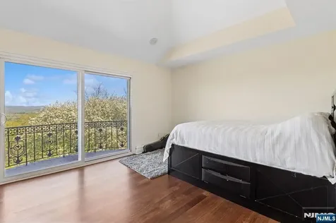 912 Cherokee Lane Franklin Lakes NJ 07417