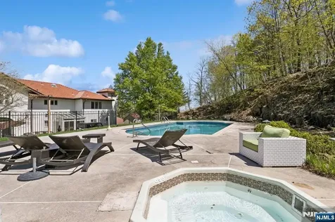 912 Cherokee Lane Franklin Lakes NJ 07417