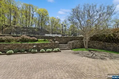 912 Cherokee Lane Franklin Lakes NJ 07417