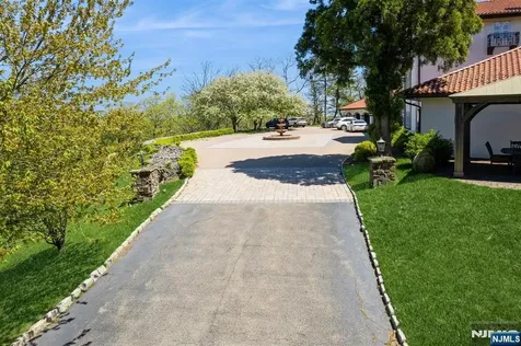 912 Cherokee Lane Franklin Lakes NJ 07417