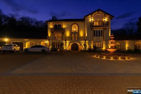 912 Cherokee Lane Franklin Lakes NJ 07417