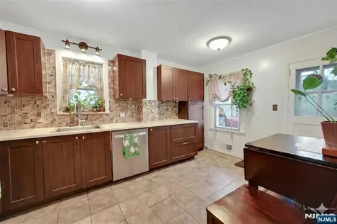 113 Lake Street Bergenfield NJ 07621