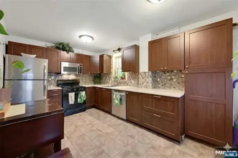 113 Lake Street Bergenfield NJ 07621