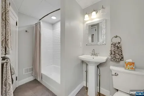113 Lake Street Bergenfield NJ 07621