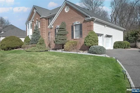 4 Reiher Court West Caldwell NJ 07006