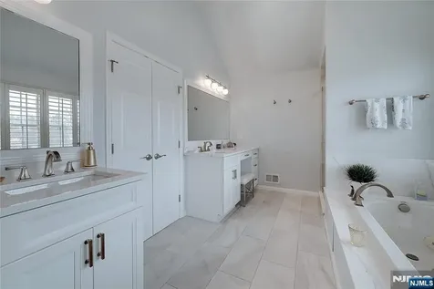 4 Reiher Court West Caldwell NJ 07006