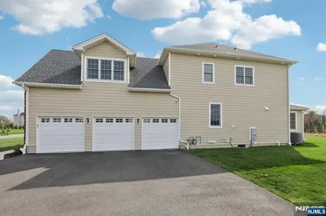 22 Woodmere Road Upper Saddle River NJ 07458