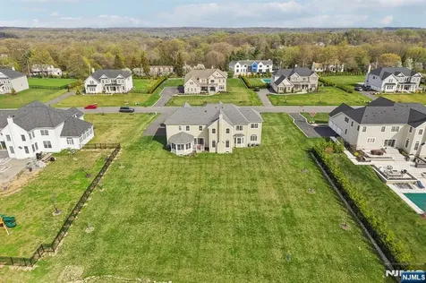22 Woodmere Road Upper Saddle River NJ 07458