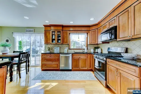 8 Loretta Lane Jefferson Township NJ 07438