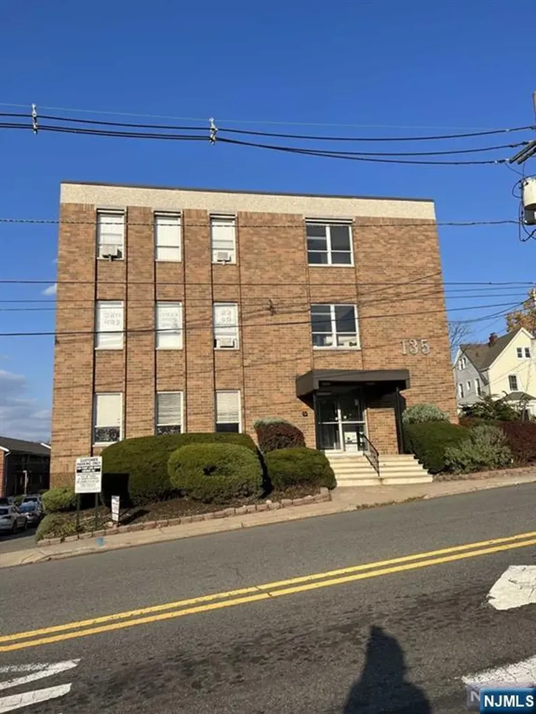 135 Fort Lee Road Leonia NJ 07605