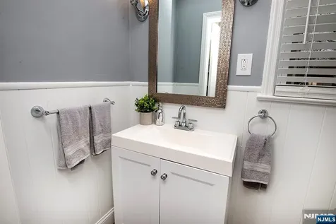 75 17th Avenue Elmwood Park NJ 07407