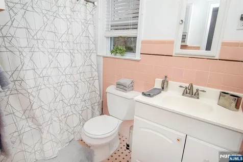75 17th Avenue Elmwood Park NJ 07407