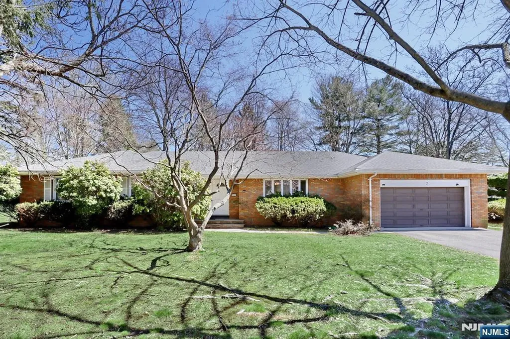7 Tufts Court Paramus NJ 07652