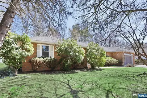 7 Tufts Court Paramus NJ 07652