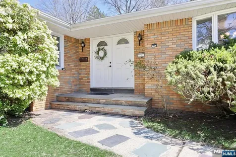 7 Tufts Court Paramus NJ 07652