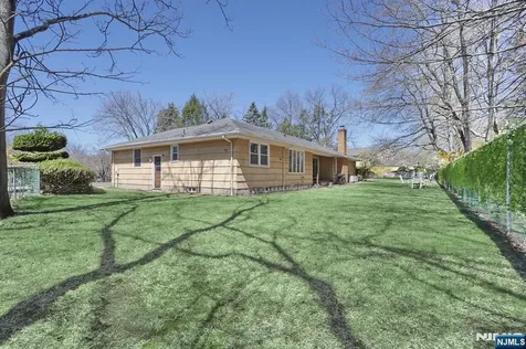 7 Tufts Court Paramus NJ 07652